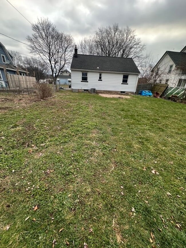 11 Hedge St in Rochester, NY - Building Photo - Building Photo