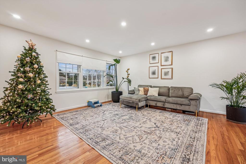 11712 Seven Locks Rd in Potomac, MD - Building Photo