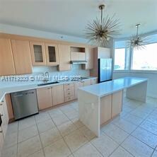 300 S Pointe Dr, Unit # 704 in Miami Beach, FL - Building Photo