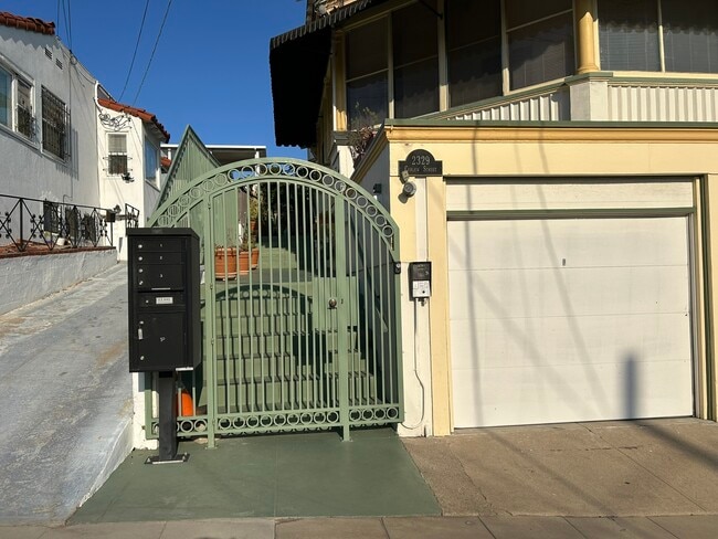 2329 Curlew St, Unit #3 in San Diego, CA - Building Photo - Building Photo