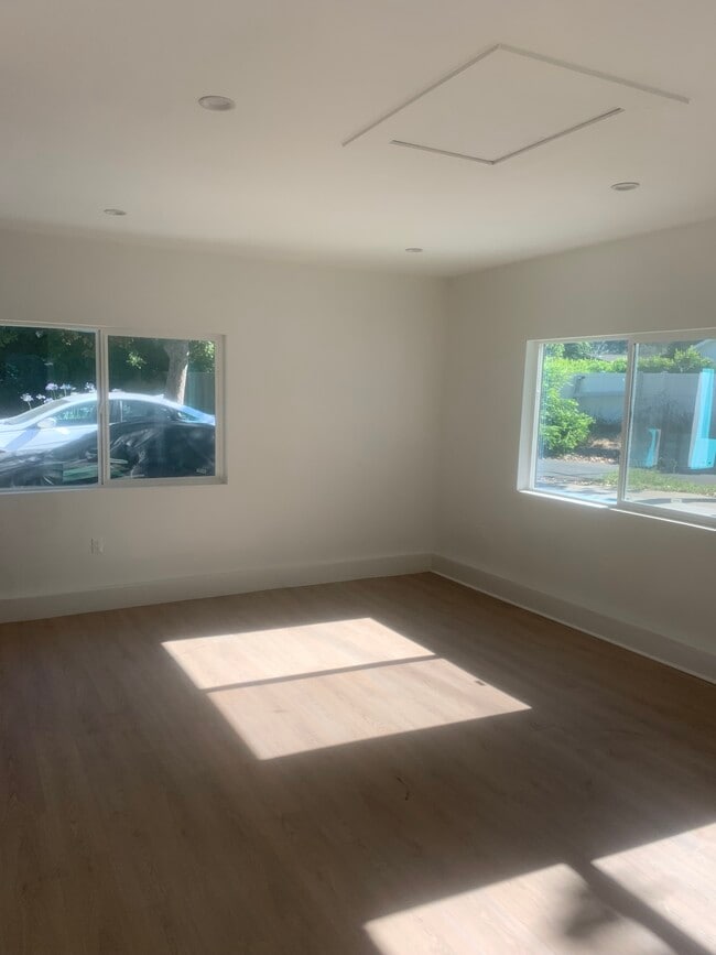4822 Aqueduct Ave in Encino, CA - Building Photo - Building Photo