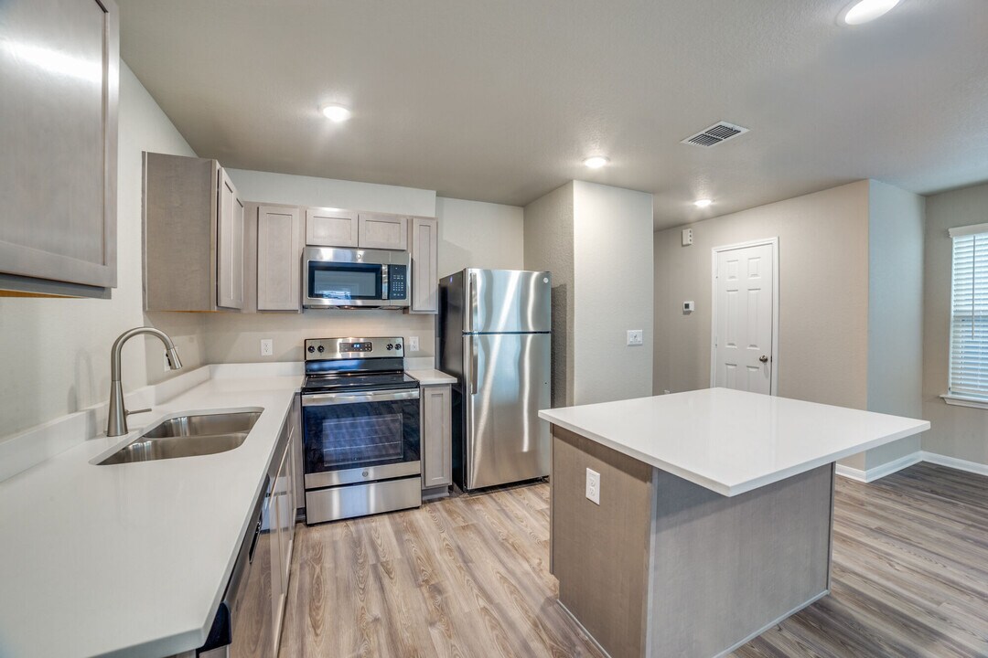 Villas at College Park in San Antonio, TX - Building Photo