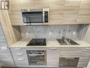 75-975 Canterbury Pl in Toronto, ON - Building Photo - Building Photo