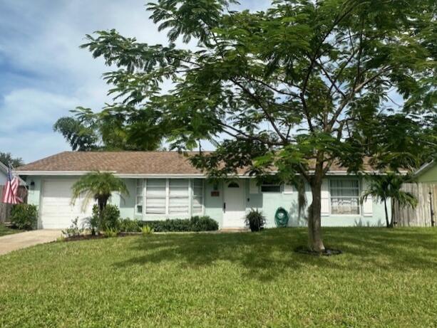 8713 SE Sandridge Ave in Hobe Sound, FL - Building Photo