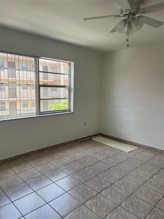 295 NW 72nd Ave in Miami, FL - Building Photo