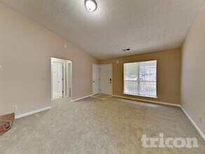 5929 Creekside Dr in Rex, GA - Foto de edificio - Building Photo