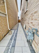 4056 Channing Cres in Oakville, ON - Building Photo - Building Photo