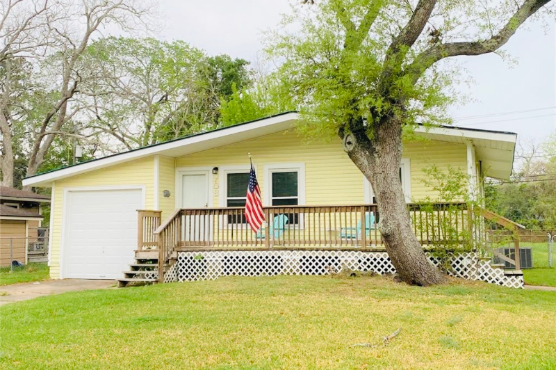 708 Winding Way in Lake Jackson, TX - Building Photo