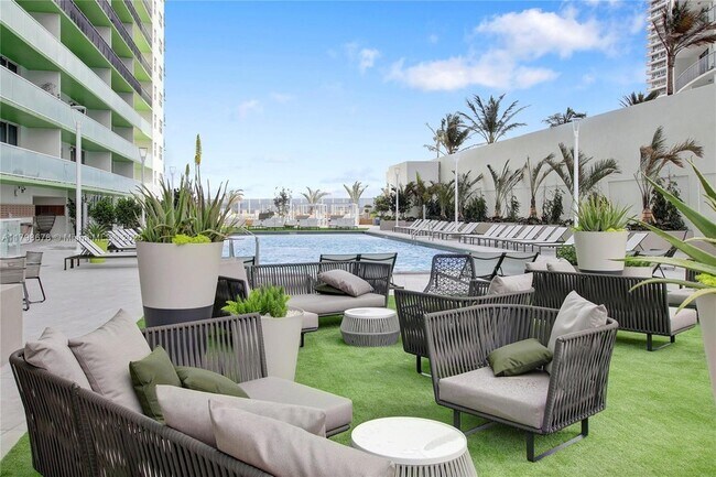 1756 N Bayshore Dr, Unit 38G in Miami, FL - Building Photo - Building Photo