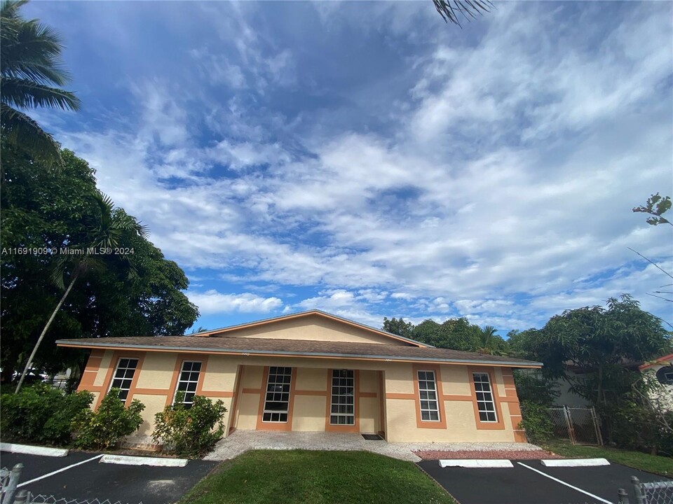 5963 NW 19th Ct-Unit -5963 in Lauderhill, FL - Building Photo