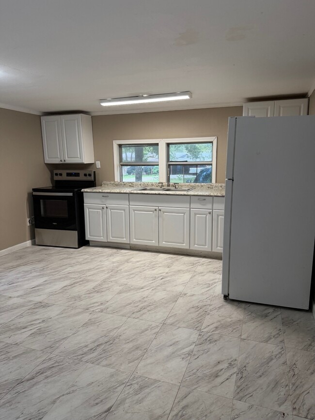 property at 10 Lakeview Dr