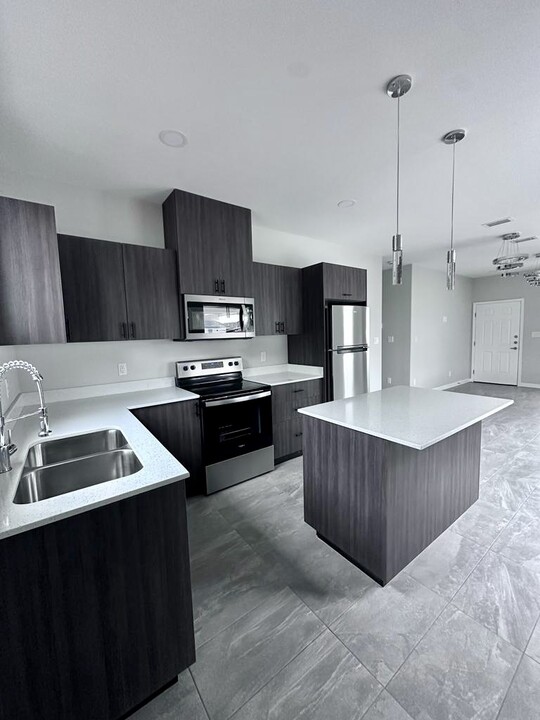 3704 N Robin Ave, Unit 2 in Pharr, TX - Building Photo