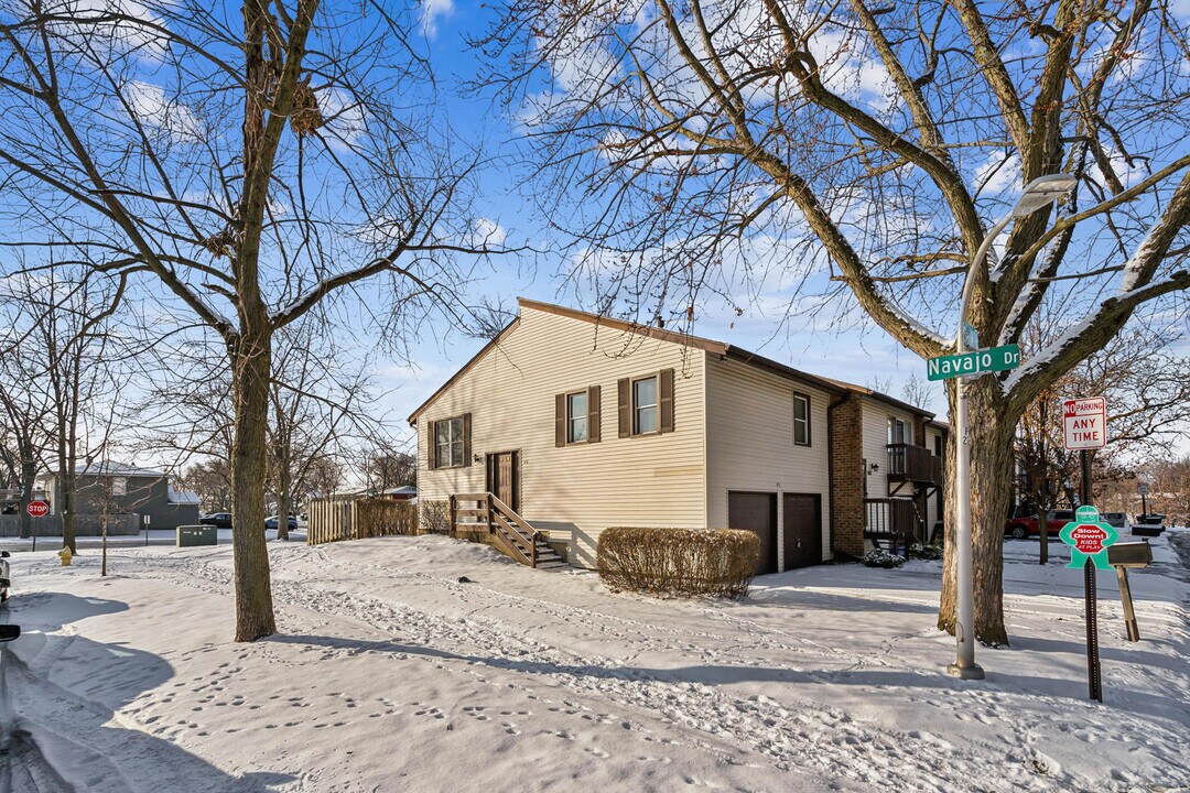 451 Sauk Ln in Bolingbrook, IL - Building Photo
