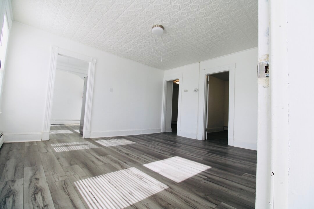 61 N Leonard St, Unit 2 in Waterbury, CT - Building Photo