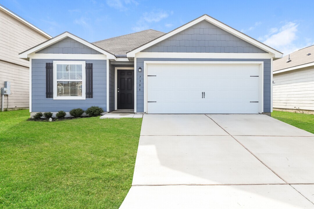 7306 Lazy Cyn in San Antonio, TX - Building Photo