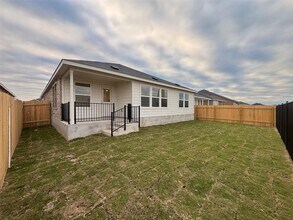 221 Rodney Boat Rd in Kyle, TX - Foto de edificio - Building Photo