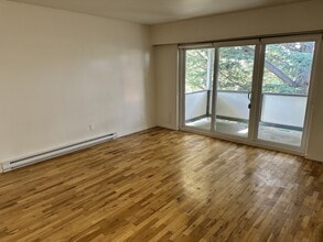 1255-1255 Grant St in Victoria, BC - Building Photo - Building Photo