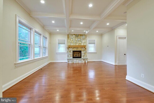 6506 Divine St in McLean, VA - Building Photo - Building Photo