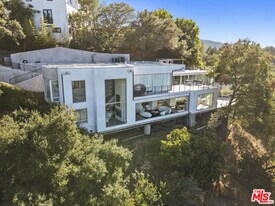 9716 Oak Pass Rd in Beverly Hills, CA - Building Photo