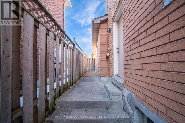 5 Claresholme Dr in Toronto, ON - Building Photo - Building Photo