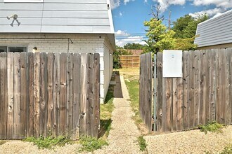 2206 Mission Hill Dr in Austin, TX - Building Photo - Building Photo
