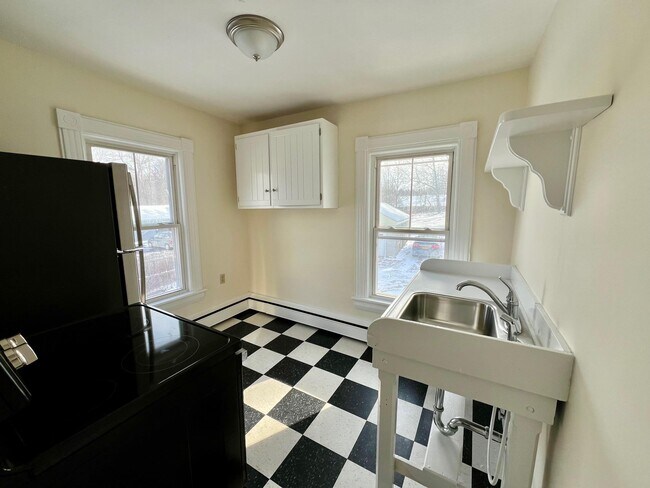 12 Alden Pl in Millbrook, NY - Building Photo - Building Photo