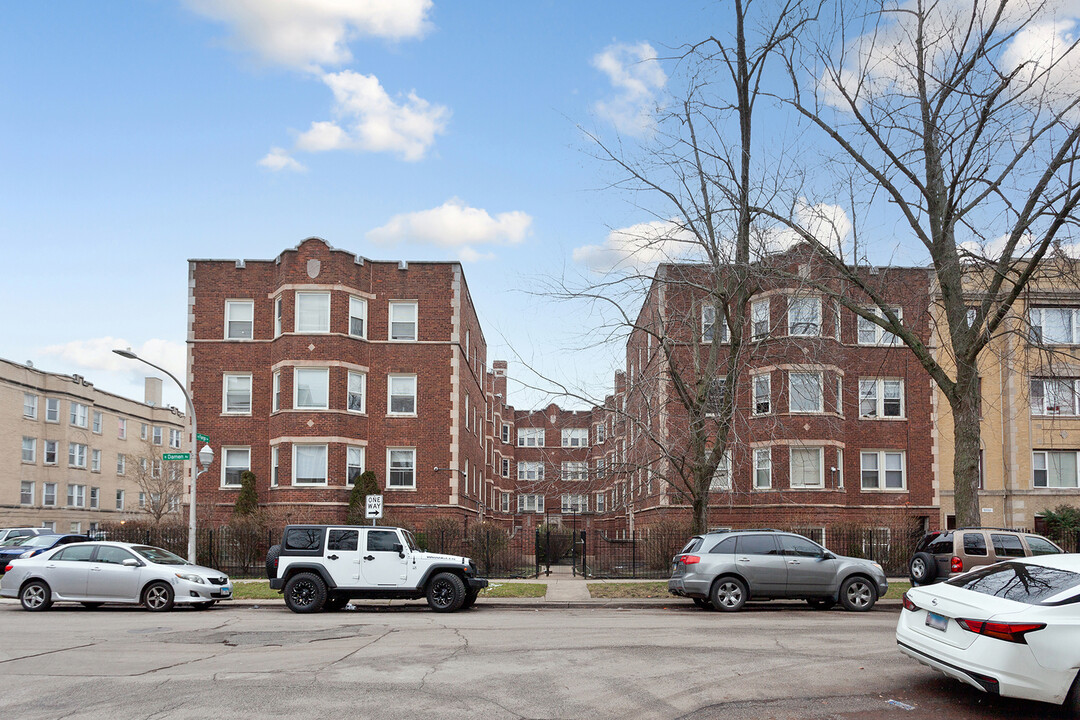 7389 N Damen Ave in Chicago, IL - Building Photo