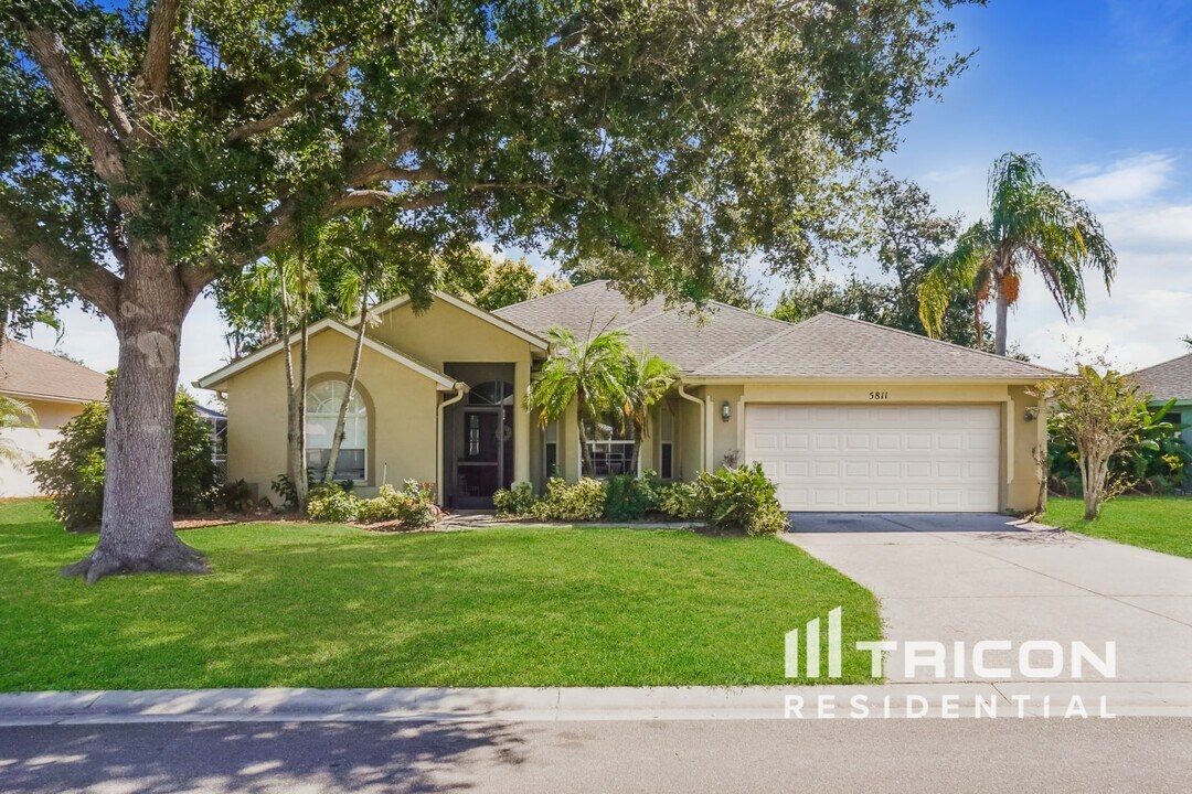 5811 28th St E in Bradenton, FL - Foto de edificio