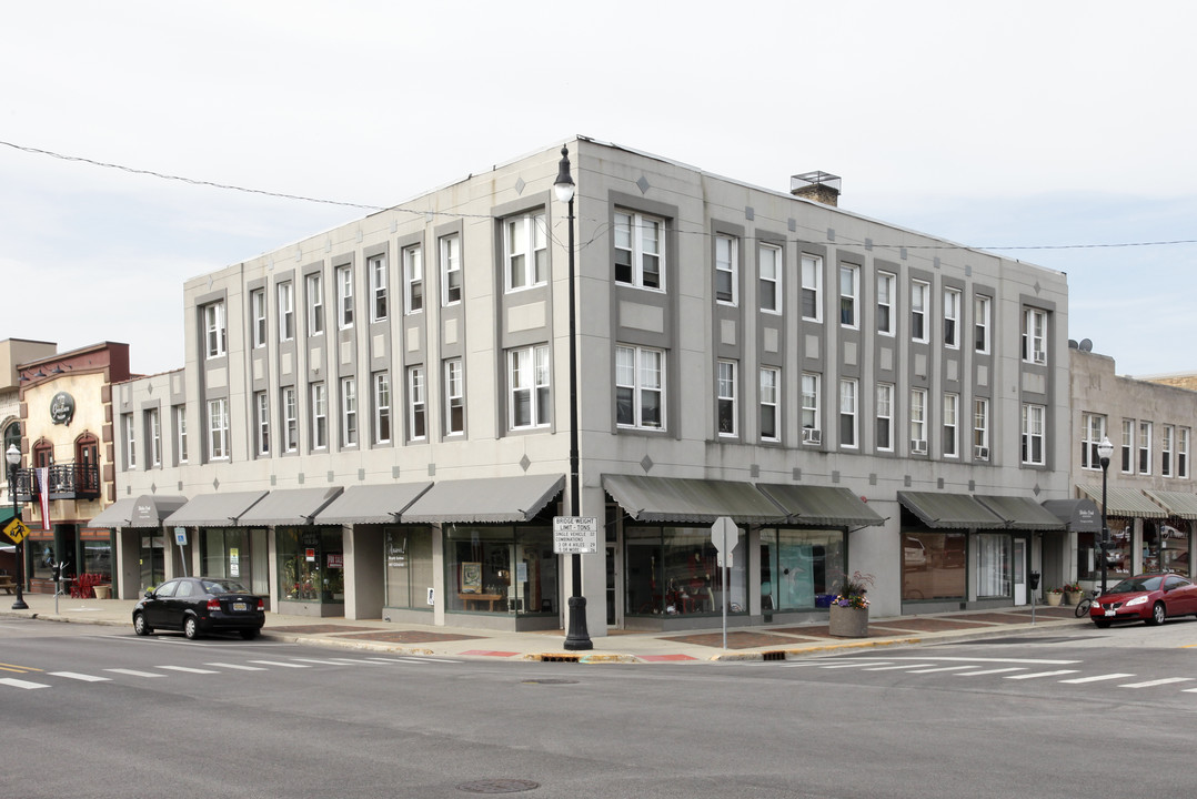 100-108 S Genesee St in Waukegan, IL - Building Photo