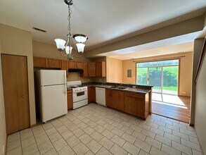2008 Limestone Ln in Carpentersville, IL - Building Photo - Building Photo