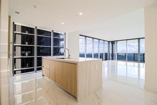 700 NE 24th St, Unit 4201 in Miami, FL - Building Photo