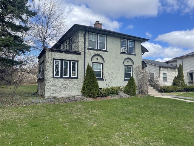 58 Norfolk Ave in Clarendon Hills, IL - Foto de edificio - Building Photo