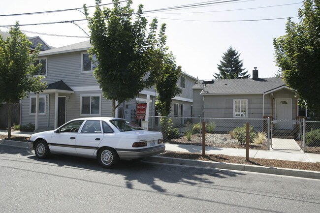 205-211 SE 126th Ave in Portland, OR - Foto de edificio - Building Photo