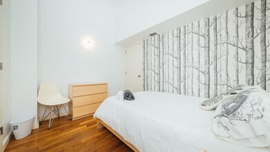 130 Scholes St, Unit 2A in Brooklyn, NY - Building Photo - Building Photo