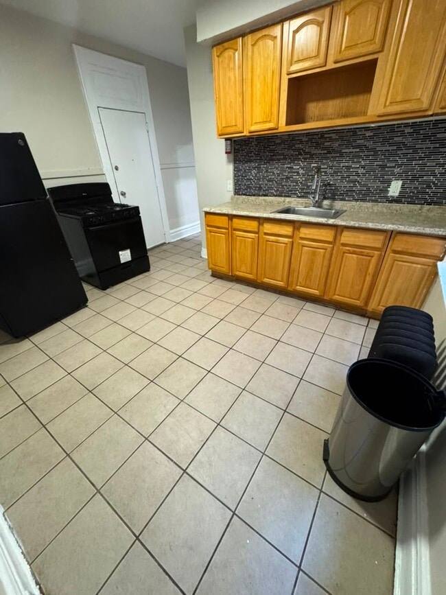 81 Montgomery Ave, Unit 2