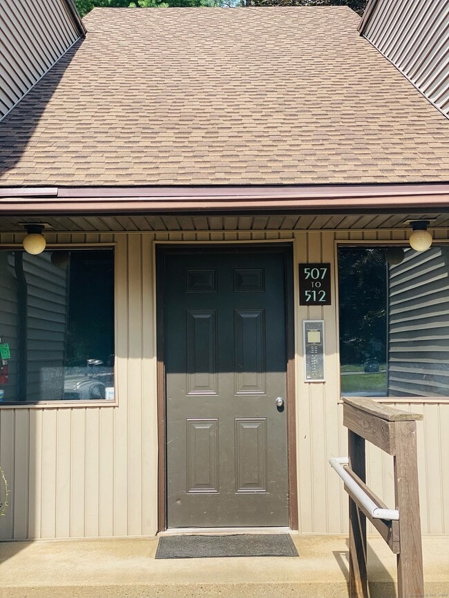507 Twin Circle Dr in South Windsor, CT - Building Photo - Building Photo