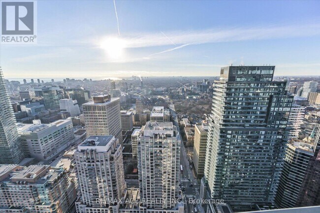 11 Wellesley St W in Toronto, ON - Building Photo - Building Photo