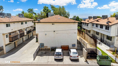 2669 Sunny Ln in Bakersfield, CA - Foto de edificio - Building Photo