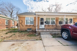 2042 S Pinecrest St in Wichita, KS - Building Photo