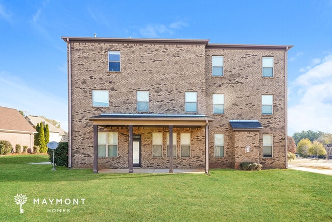 1001 Donegal Dr in Locust Grove, GA - Foto de edificio - Building Photo