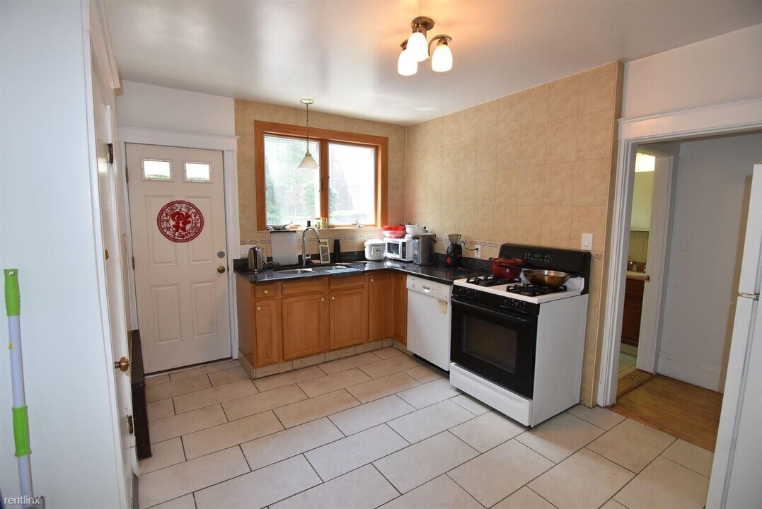 80 Wallingford Rd, Unit 1 in Boston, MA - Building Photo