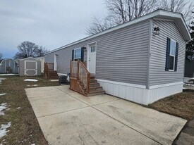 333 E Lakewood Blvd in Holland, MI - Building Photo