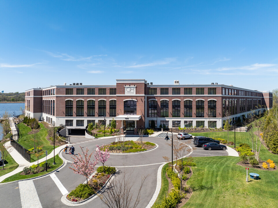 The Residences at Glen Harbor in Glenwood Landing, NY - Building Photo