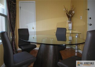 1102 N Oaks Blvd in North Brunswick, NJ - Building Photo - Building Photo