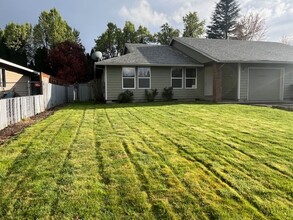 2538 NE Norton Ct in McMinnville, OR - Foto de edificio - Building Photo