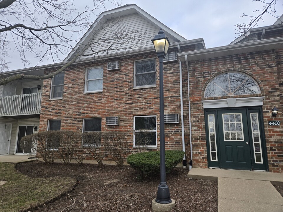 4400 W Shamrock Ln in McHenry, IL - Foto de edificio