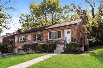 2703 Westbrook Dr in Cincinnati, OH - Building Photo - Building Photo