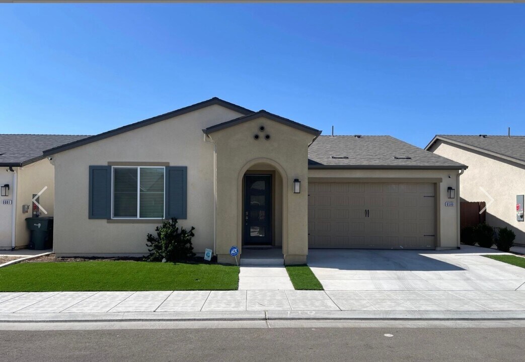 6589 E Lamona Ave in Fresno, CA - Building Photo