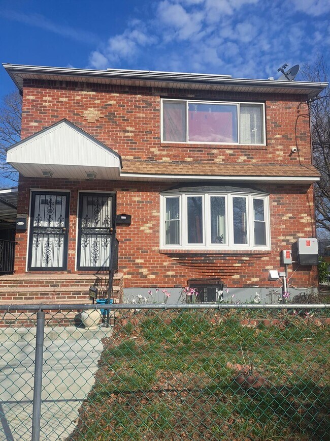 property at 155-65-155116 116th Dr