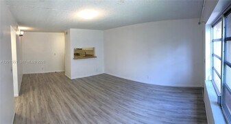 1027 Twin Lakes Dr in Coral Springs, FL - Building Photo